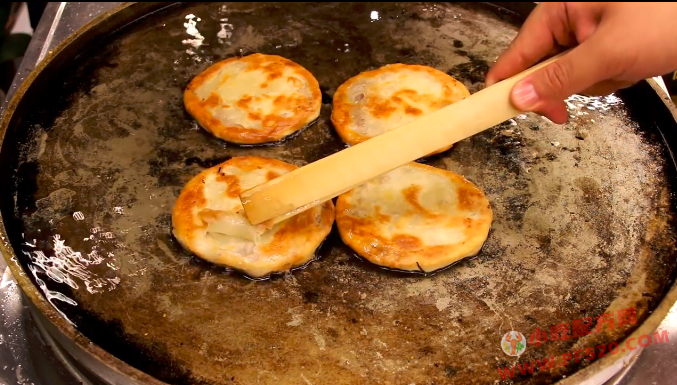 香酥牛肉饼,馅饼的做法和制作教程，正宗技术培训教程配方教学视频 馅饼 牛肉饼 第7张